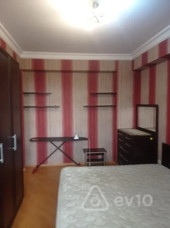 Kirayə verilir 2 otaqlı köhnə tikili 75 m²