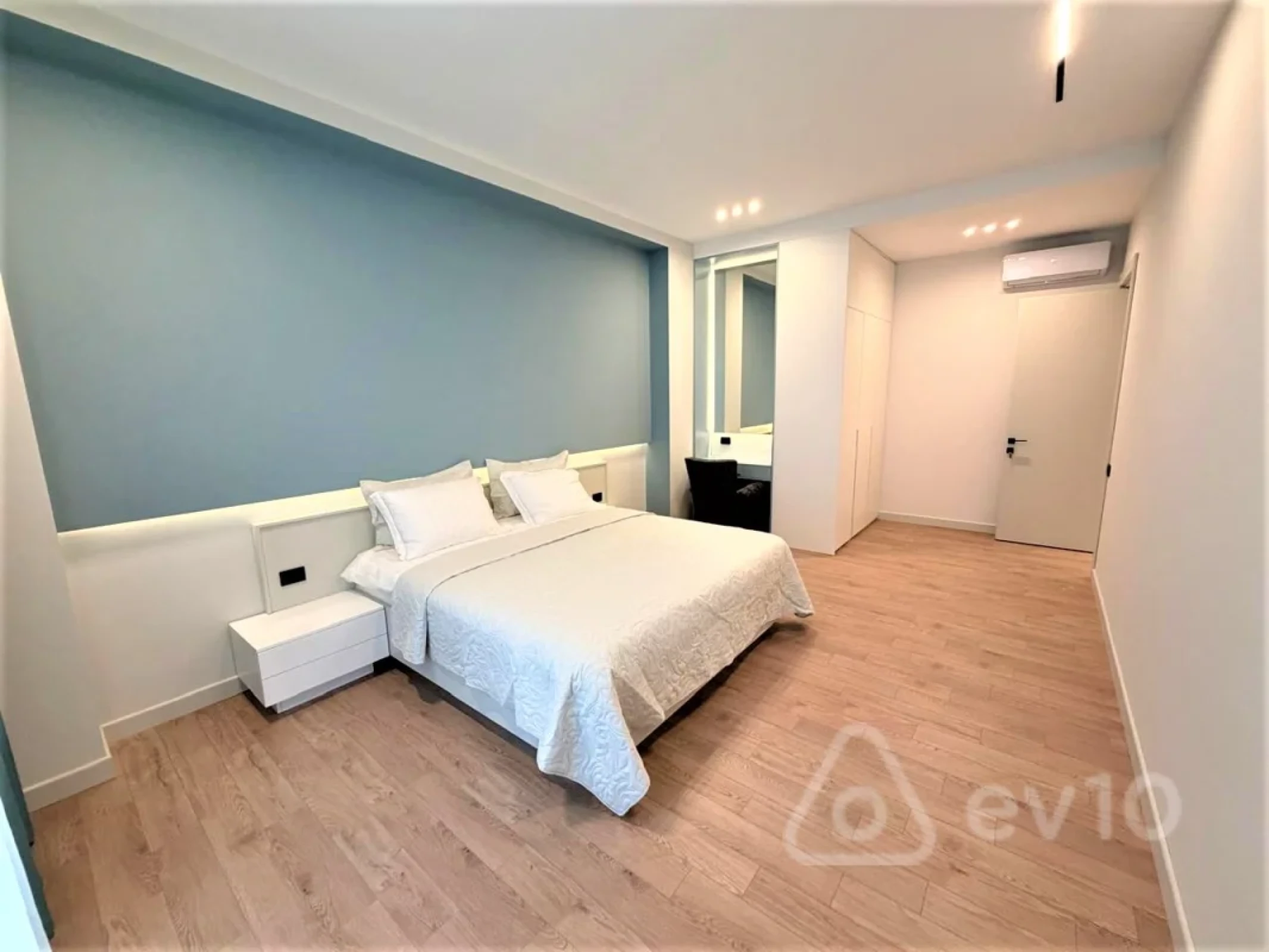 Kirayə verilir 4 otaqlı yeni tikili 220 m²