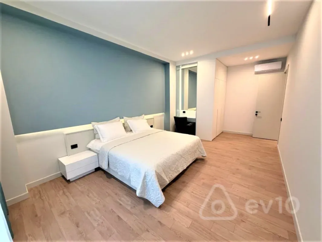 Kirayə verilir 4 otaqlı yeni tikili 220 m²