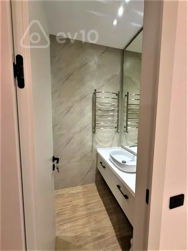 Kirayə verilir 4 otaqlı yeni tikili 220 m²