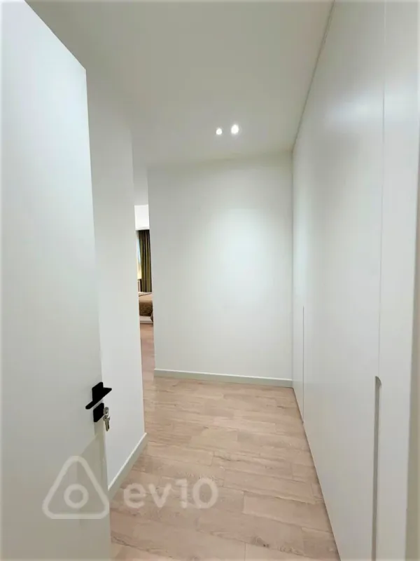 Kirayə verilir 4 otaqlı yeni tikili 220 m²