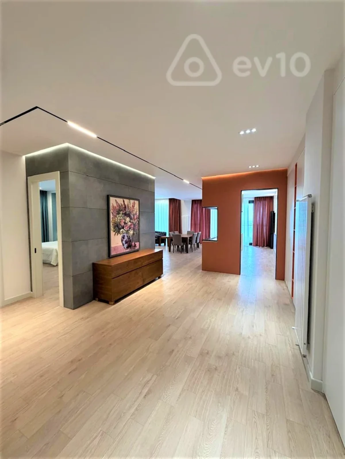 Kirayə verilir 4 otaqlı yeni tikili 220 m²