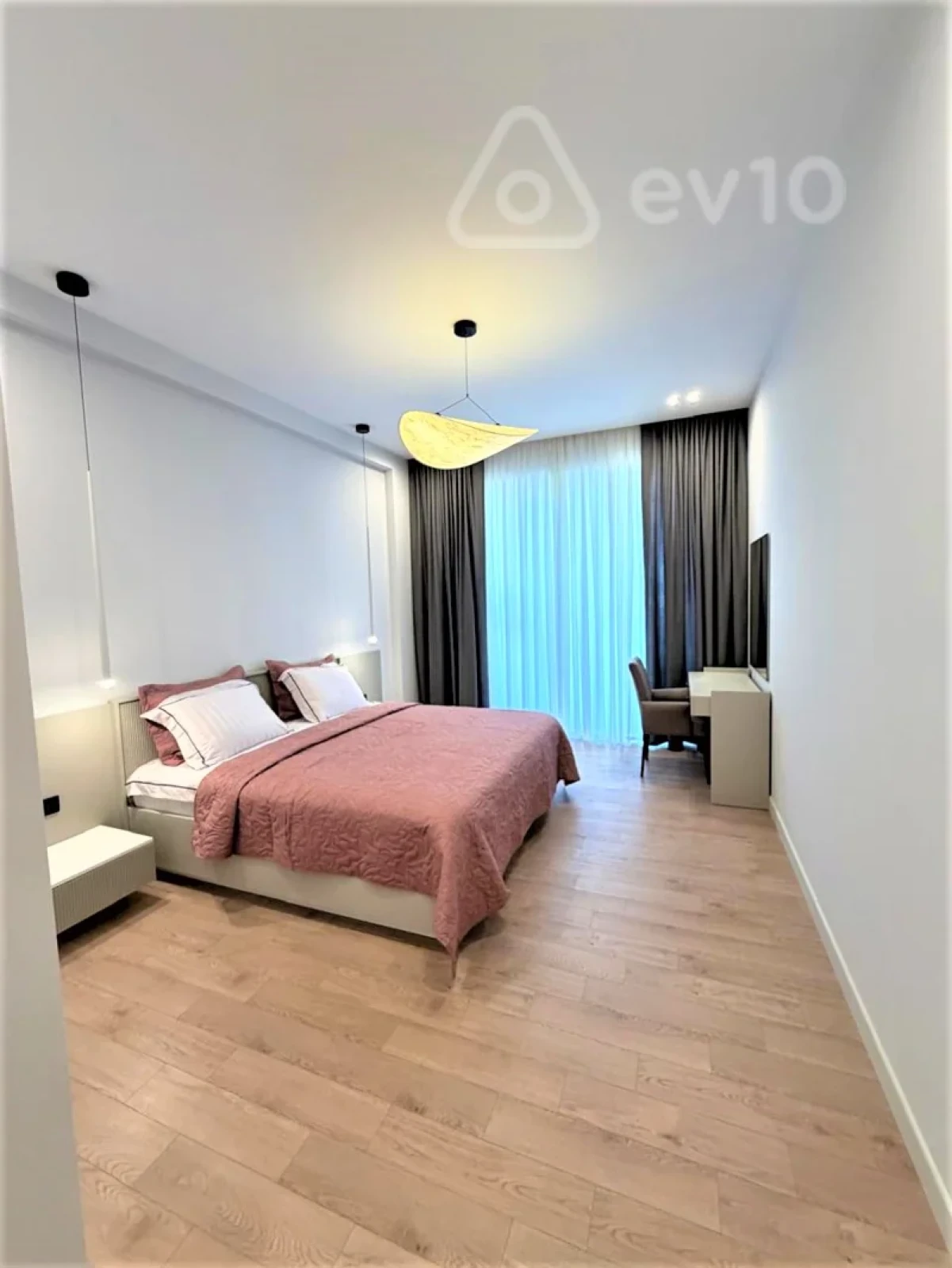 Kirayə verilir 4 otaqlı yeni tikili 220 m²