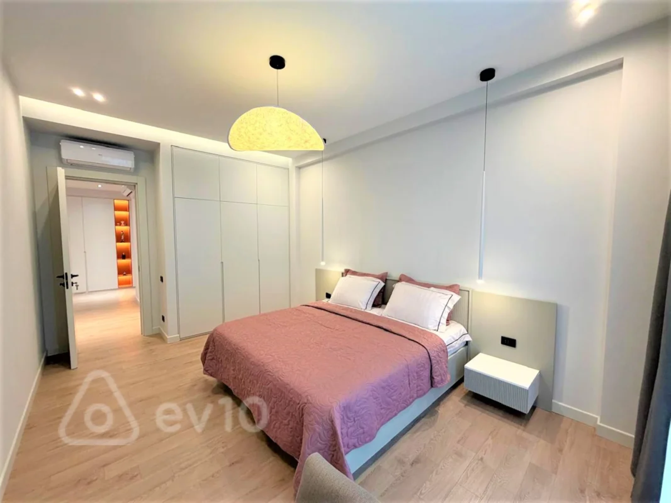 Kirayə verilir 4 otaqlı yeni tikili 220 m²