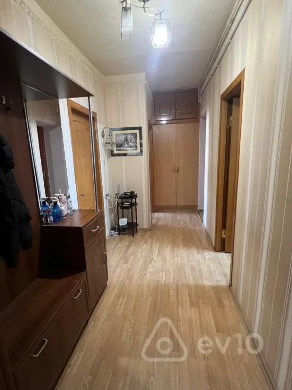 Satılır 4 otaqlı köhnə tikili 110 m²