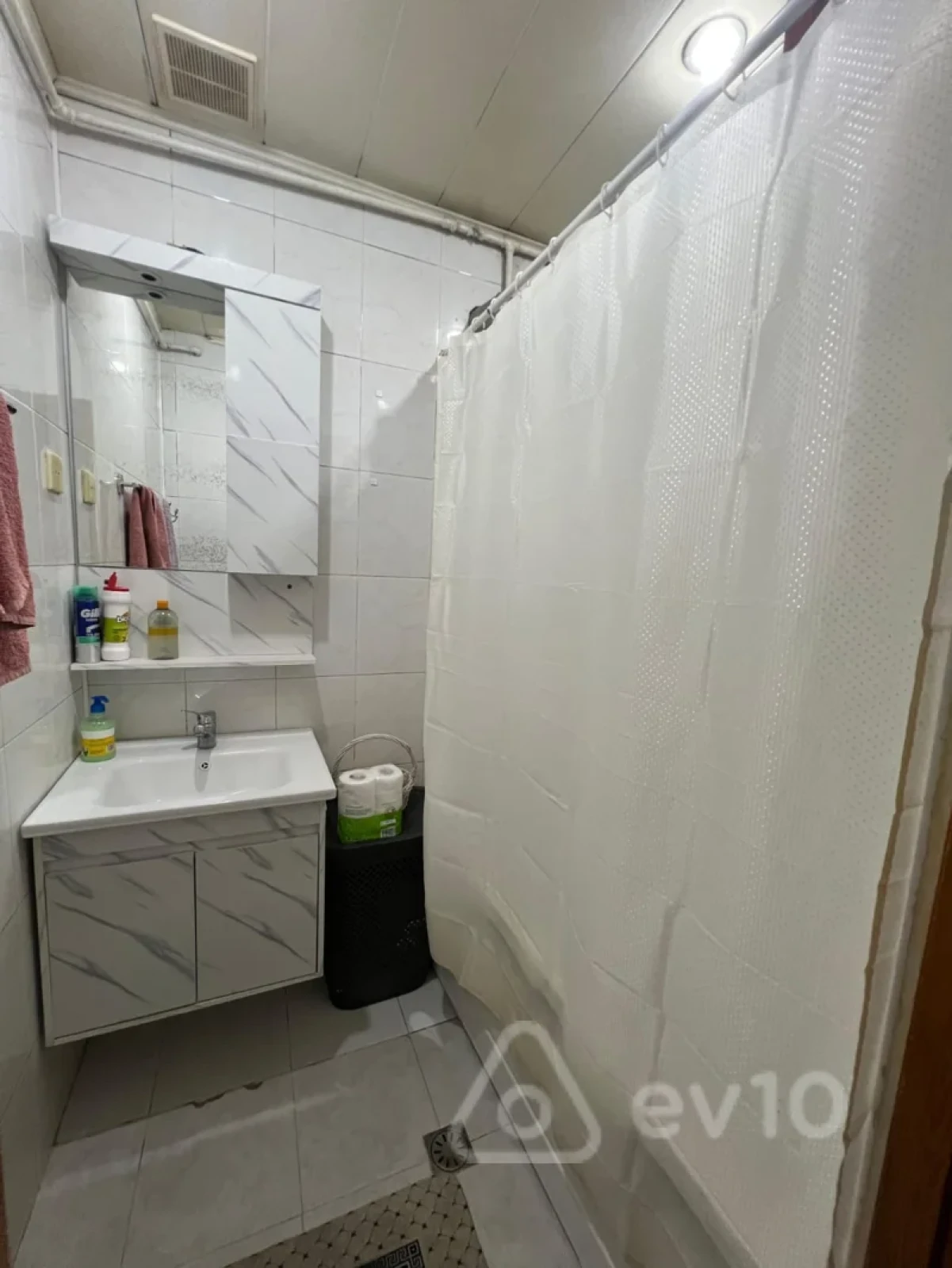 Satılır 4 otaqlı köhnə tikili 110 m²