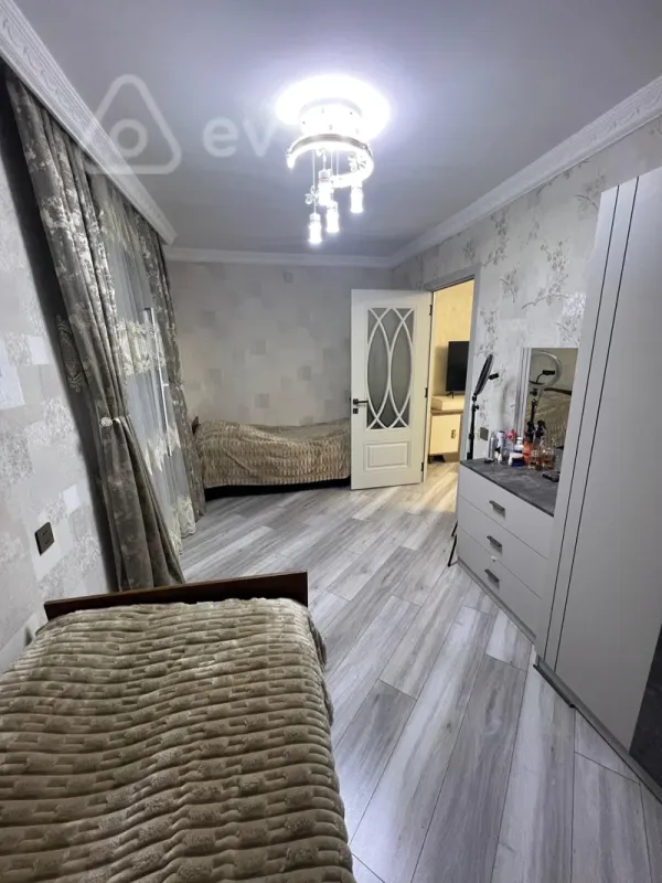 Satılır 2 otaqlı köhnə tikili 55 m²