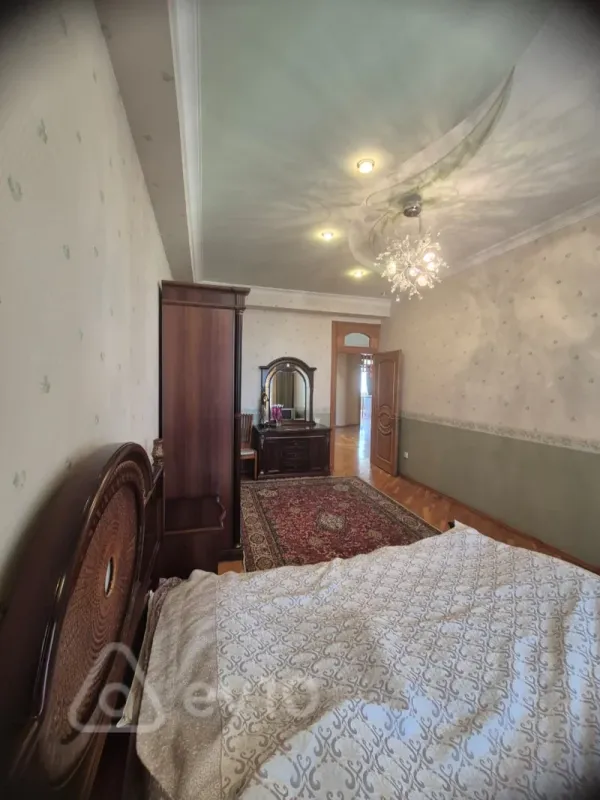 Kirayə verilir 3 otaqlı köhnə tikili 139 m²