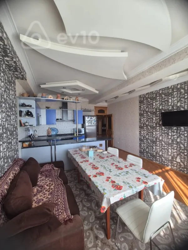 Kirayə verilir 3 otaqlı köhnə tikili 139 m²