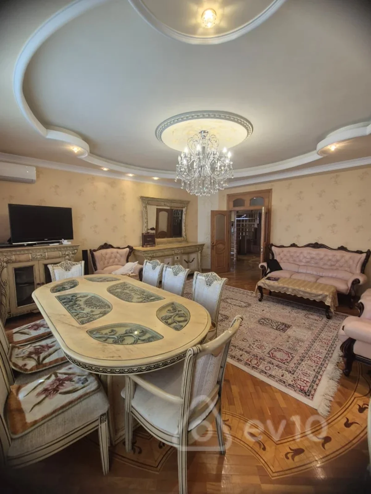 Kirayə verilir 3 otaqlı köhnə tikili 139 m²