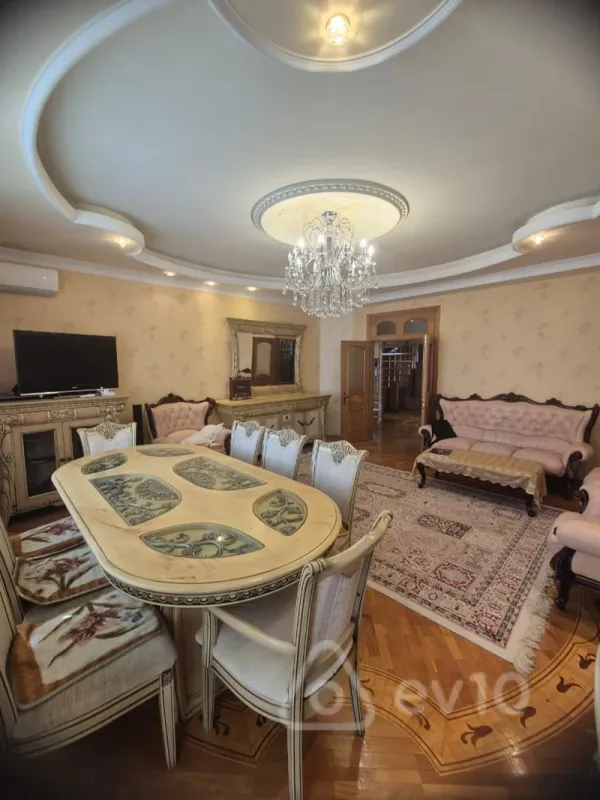 Kirayə verilir 3 otaqlı köhnə tikili 139 m²