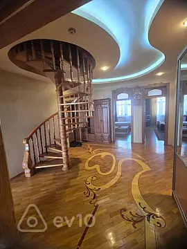 Kirayə verilir 3 otaqlı köhnə tikili 139 m²