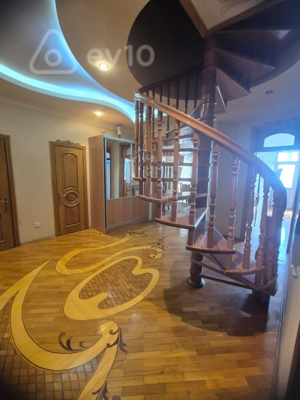 Kirayə verilir 3 otaqlı köhnə tikili 139 m²