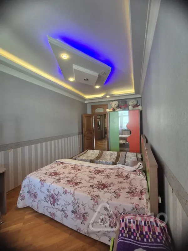 Kirayə verilir 3 otaqlı köhnə tikili 139 m²