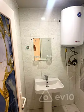 Kirayə verilir 2 otaqlı köhnə tikili 60 m²