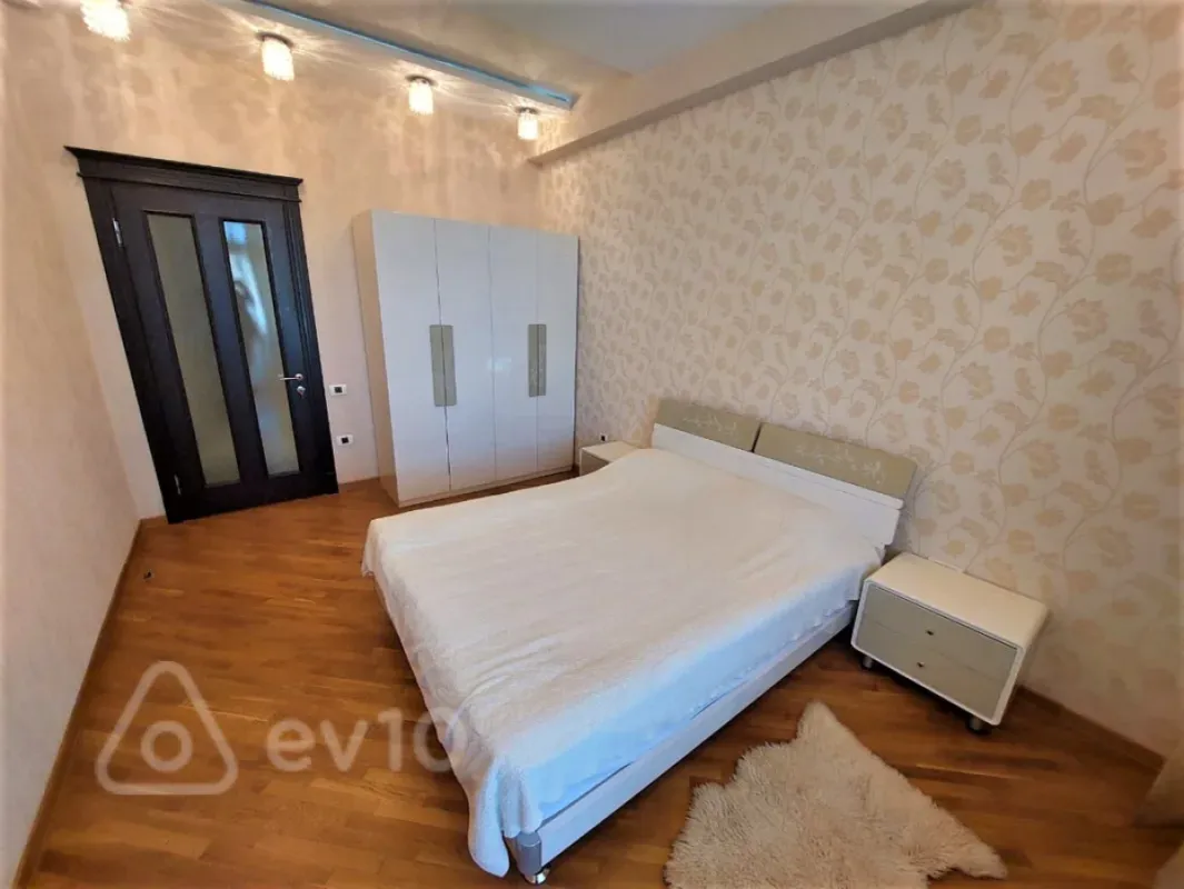 Kirayə verilir 3 otaqlı yeni tikili 150 m²