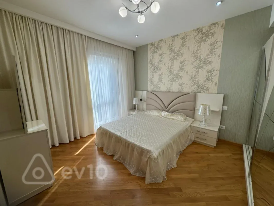 Kirayə verilir 3 otaqlı yeni tikili 135 m²