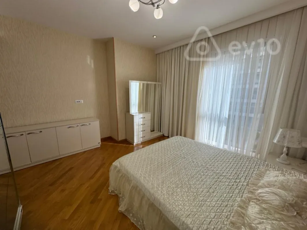 Kirayə verilir 3 otaqlı yeni tikili 135 m²