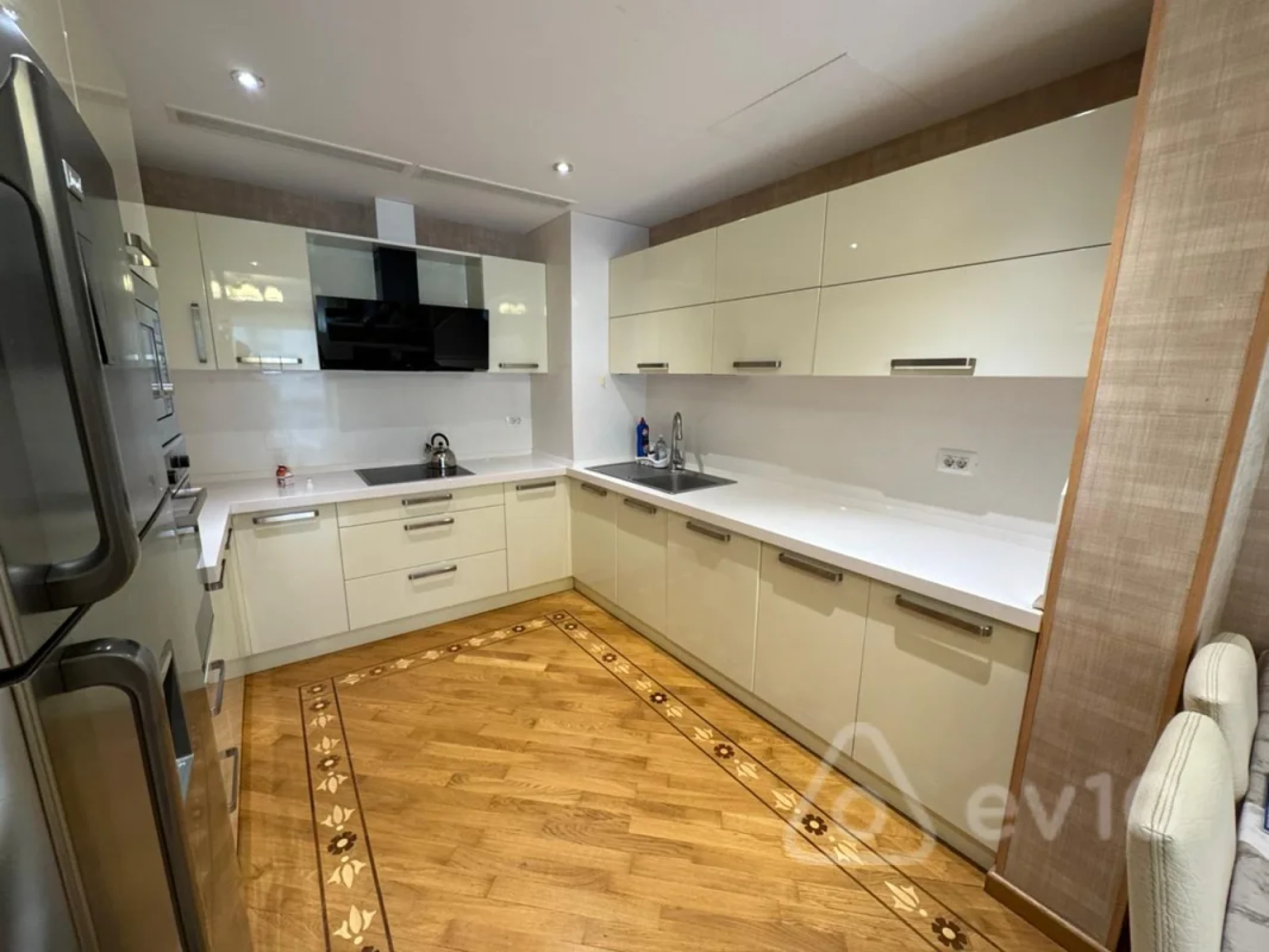 Kirayə verilir 3 otaqlı yeni tikili 135 m²