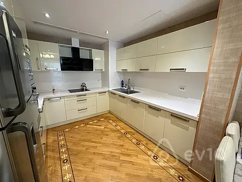 Kirayə verilir 3 otaqlı yeni tikili 135 m²