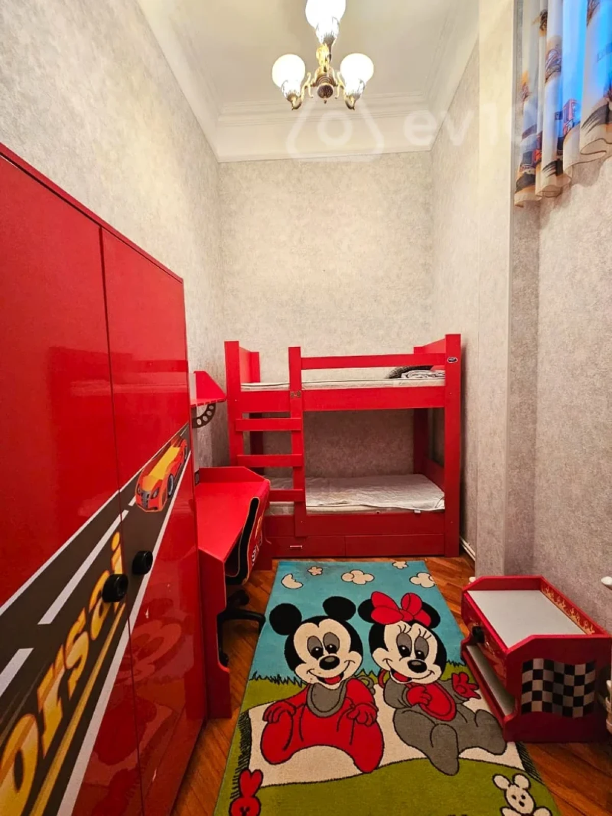 Kirayə verilir 4 otaqlı köhnə tikili 120 m²