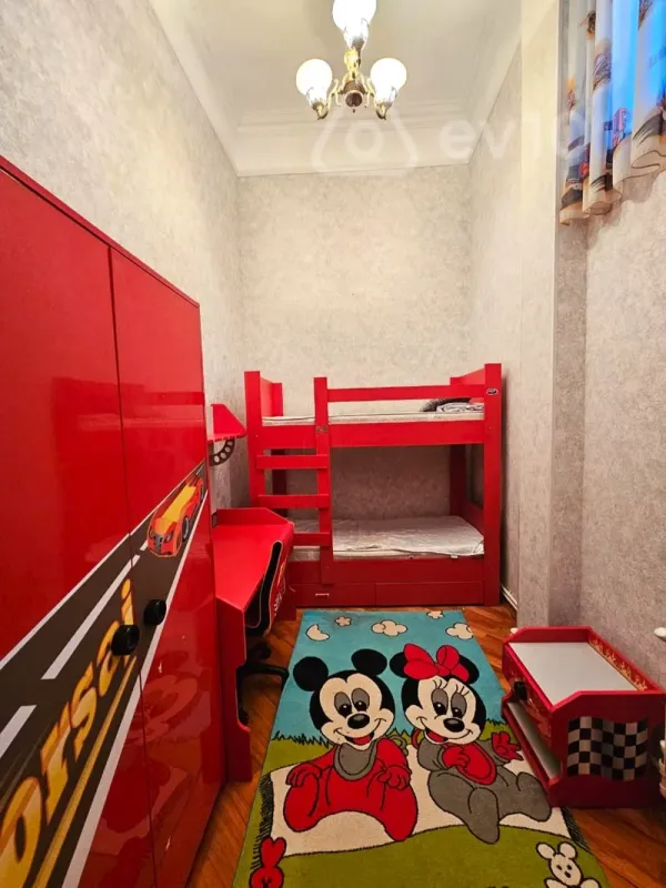 Kirayə verilir 4 otaqlı köhnə tikili 120 m²