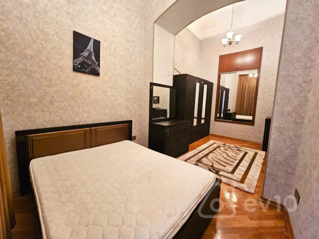 Kirayə verilir 4 otaqlı köhnə tikili 120 m²