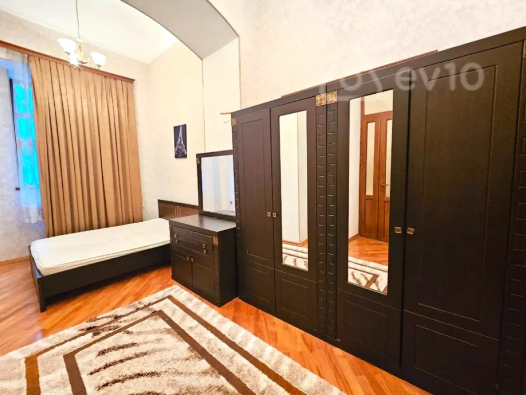 Kirayə verilir 4 otaqlı köhnə tikili 120 m²