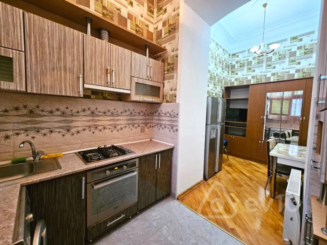 Kirayə verilir 4 otaqlı köhnə tikili 120 m²