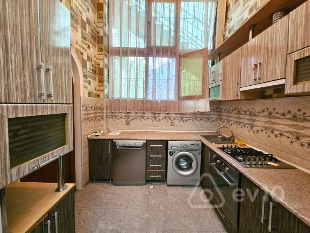 Kirayə verilir 4 otaqlı köhnə tikili 120 m²