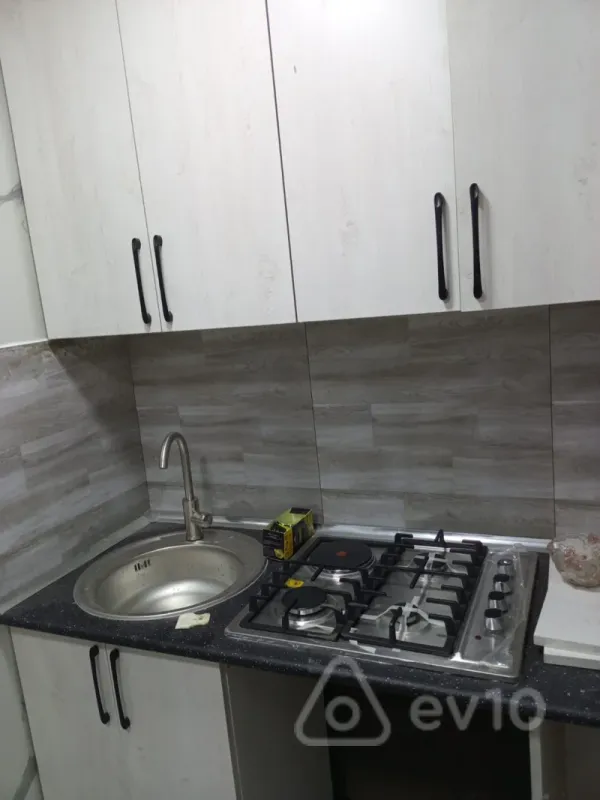 Kirayə verilir 2 otaqlı köhnə tikili 50 m²