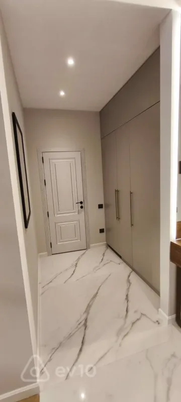 Kirayə verilir 3 otaqlı yeni tikili 140 m²