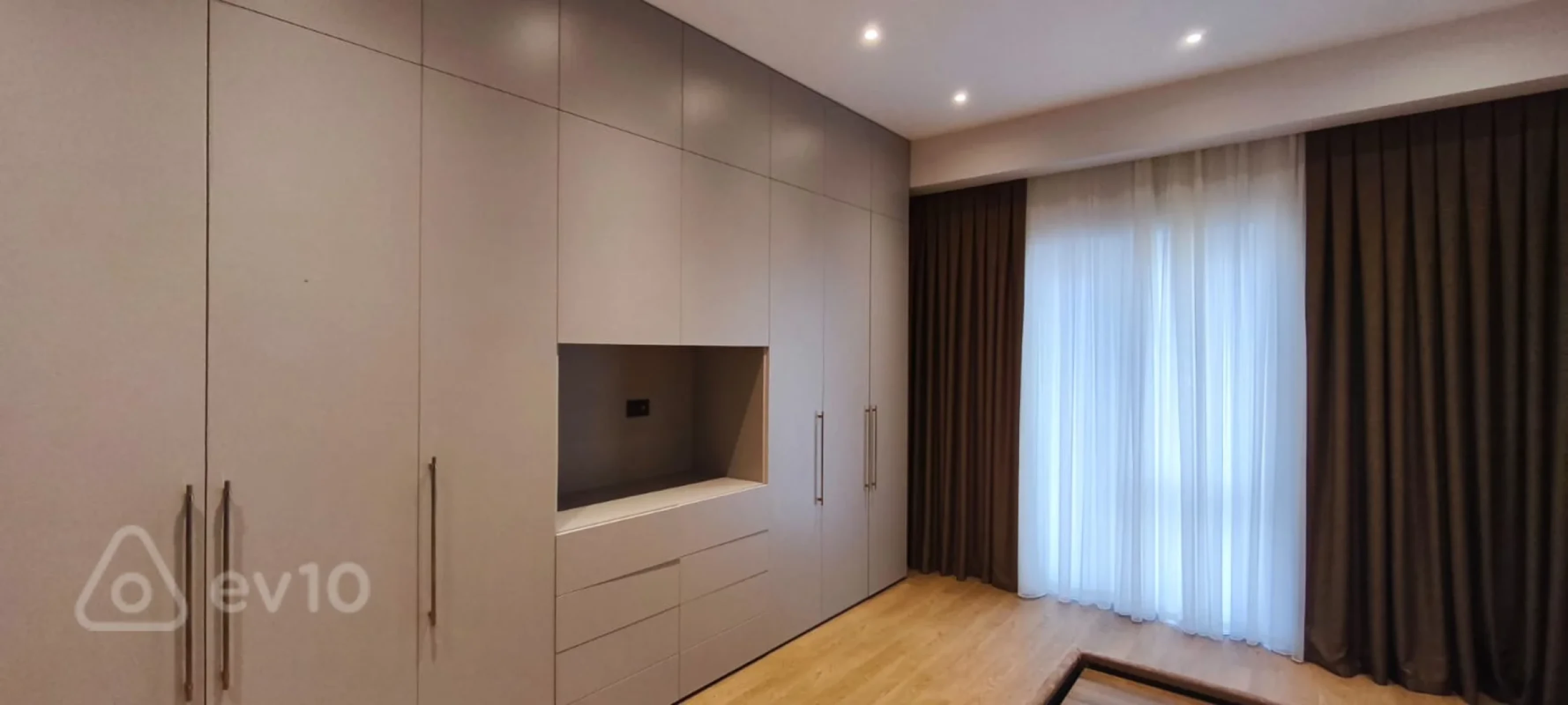 Kirayə verilir 3 otaqlı yeni tikili 140 m²