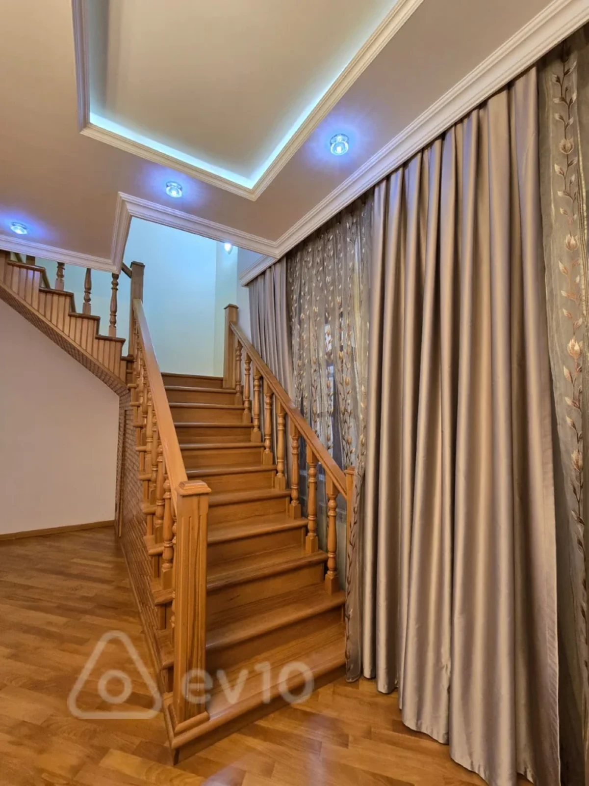 Satılır 6 otaqlı həyət evi 230 m²