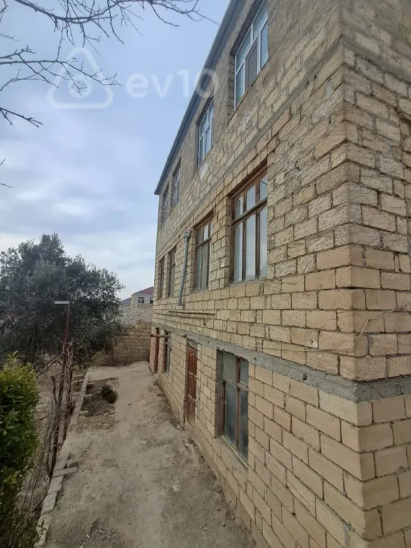 Satılır 5 otaqlı həyət evi 232 m²