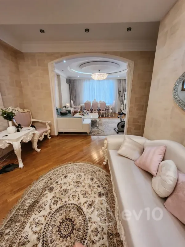 Satılır 3 otaqlı yeni tikili 130 m²