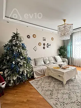 Satılır 4 otaqlı köhnə tikili 100 m²