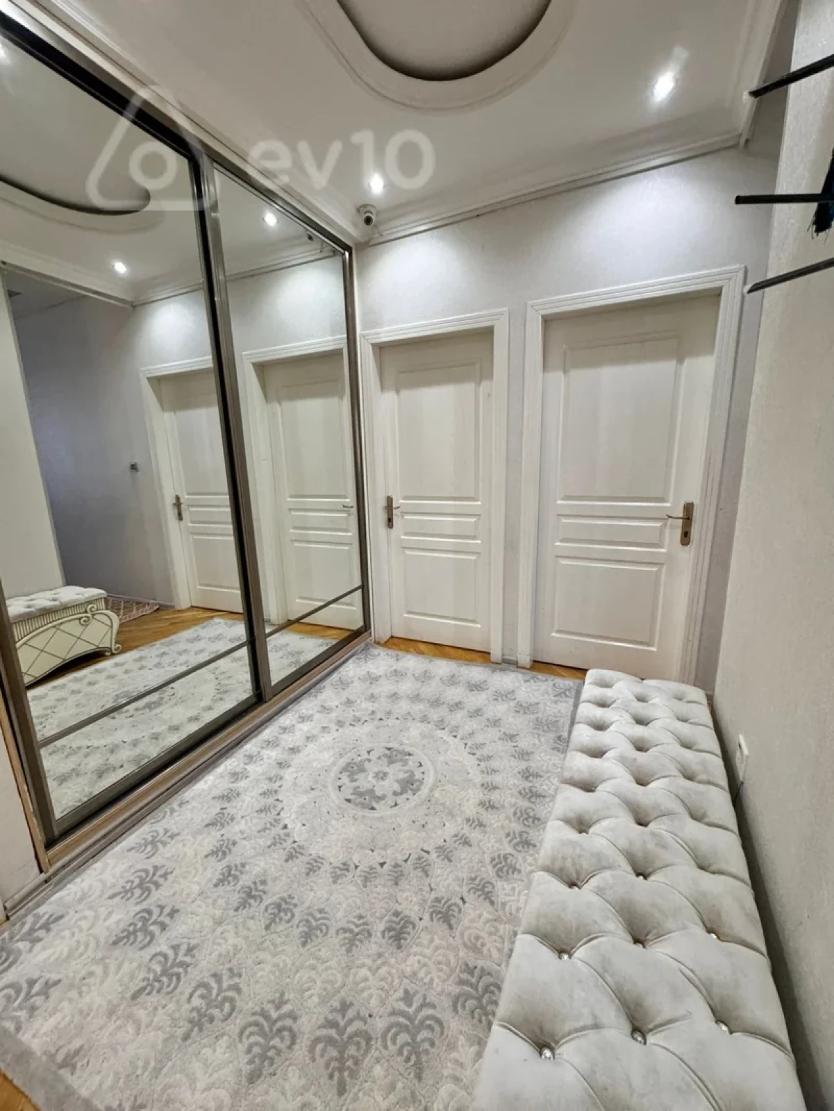 Satılır 4 otaqlı köhnə tikili 100 m²