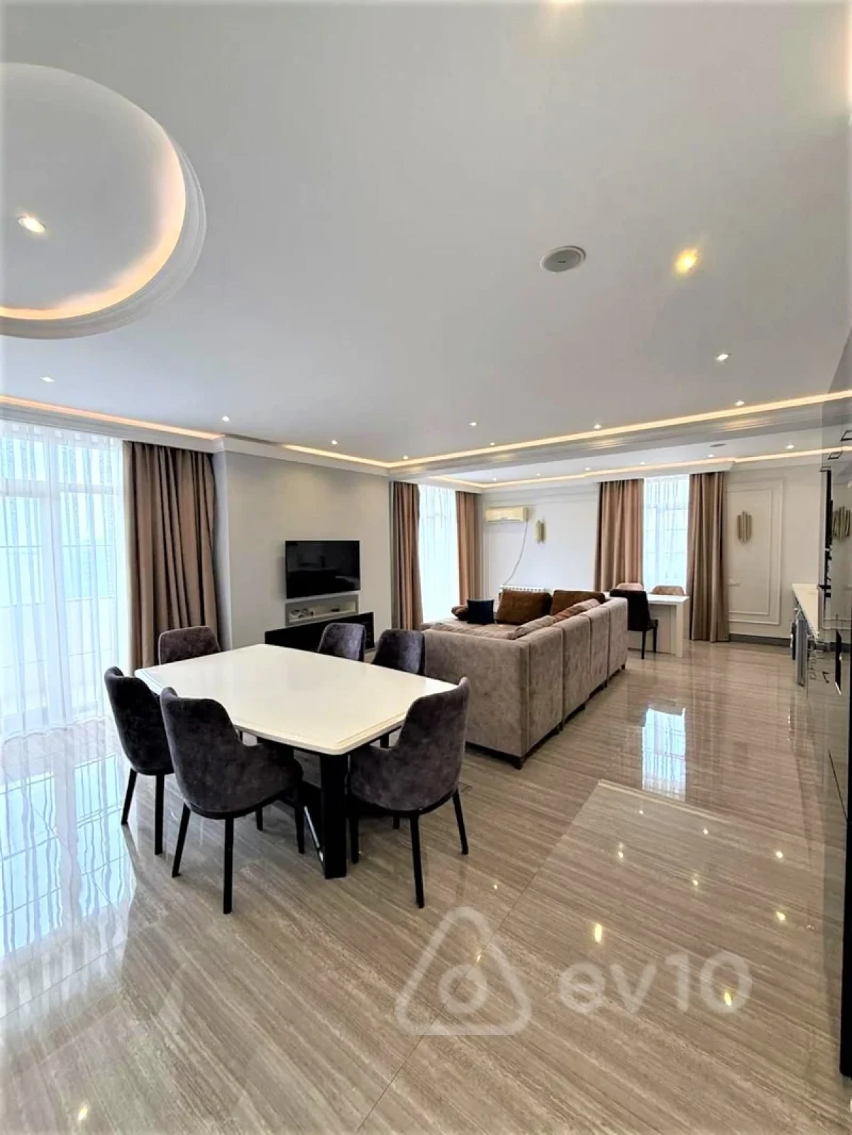 Kirayə verilir 3 otaqlı yeni tikili 190 m²