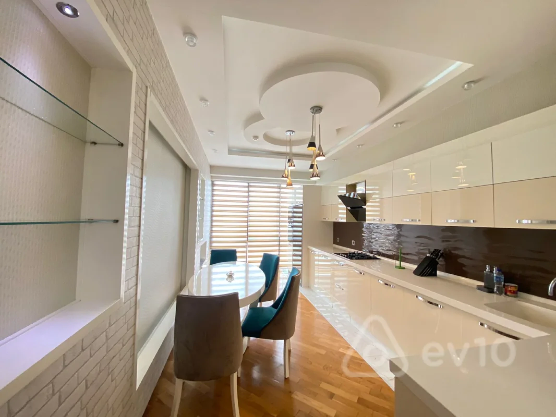 Kirayə verilir 4 otaqlı yeni tikili 200 m²