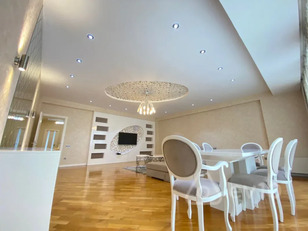 Kirayə verilir 4 otaqlı yeni tikili 200 m²