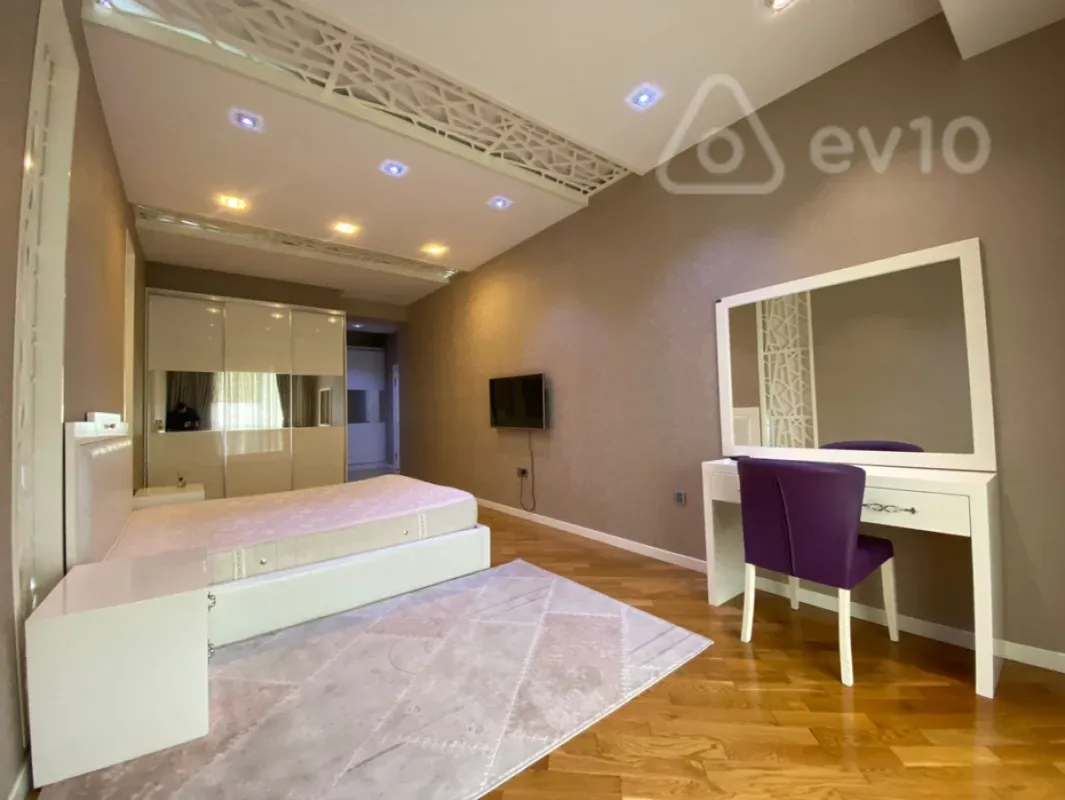 Kirayə verilir 4 otaqlı yeni tikili 200 m²