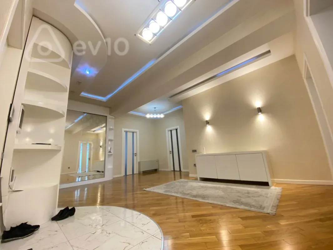 Kirayə verilir 4 otaqlı yeni tikili 200 m²