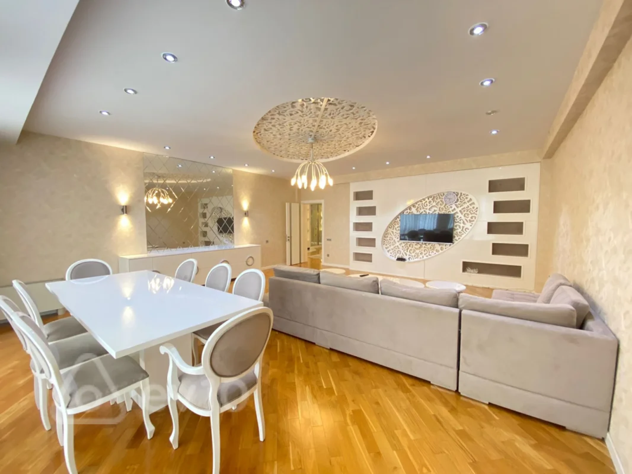 Kirayə verilir 4 otaqlı yeni tikili 200 m²