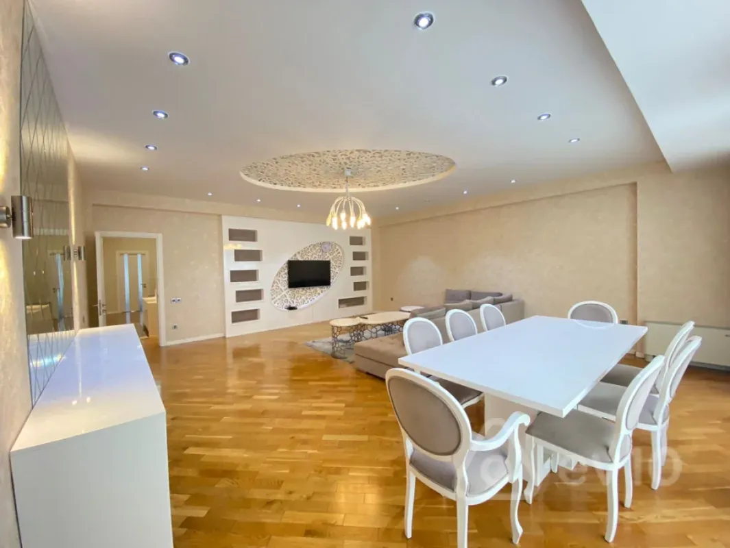 Kirayə verilir 4 otaqlı yeni tikili 200 m²