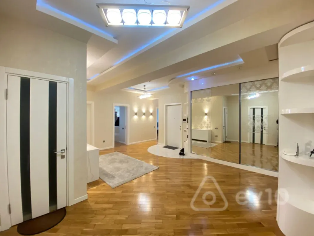 Kirayə verilir 4 otaqlı yeni tikili 200 m²