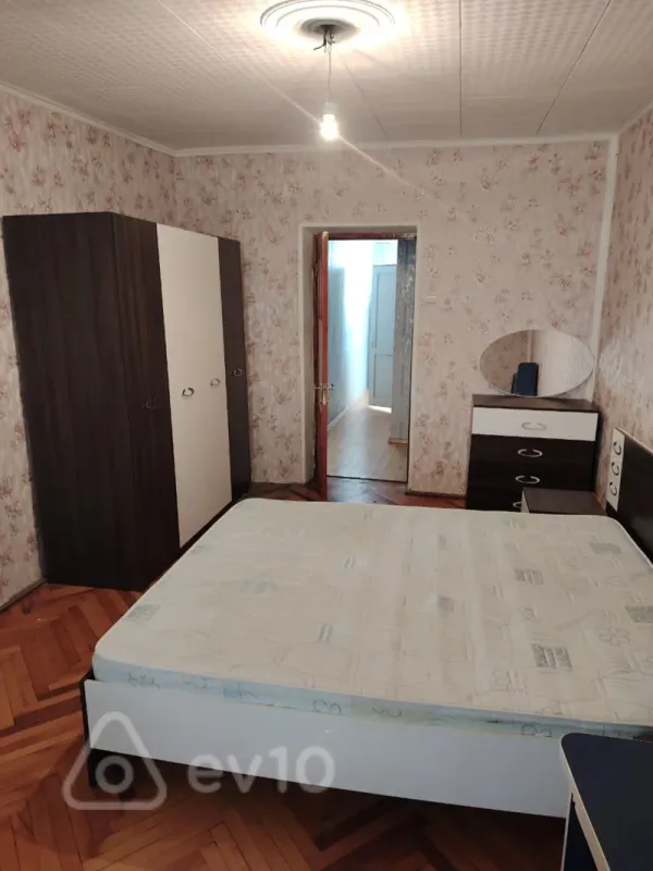 Kirayə verilir 3 otaqlı köhnə tikili 90 m²