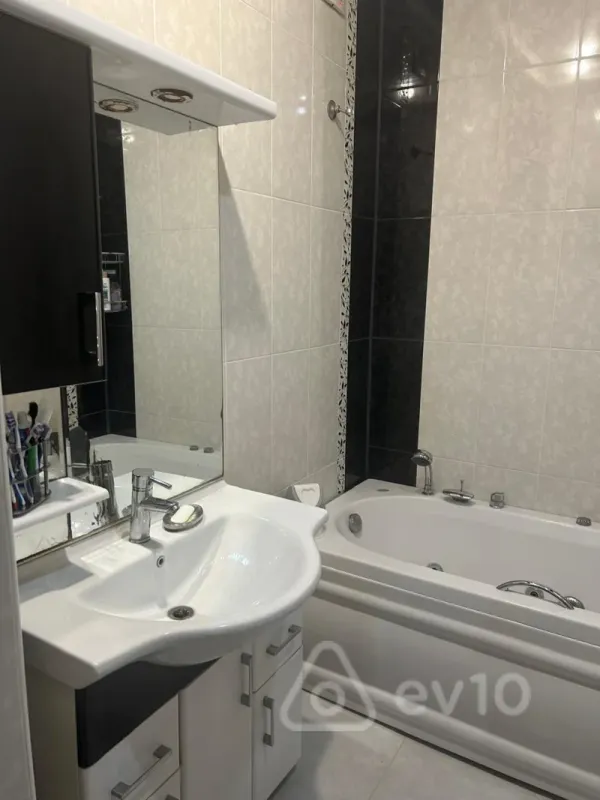 Kirayə verilir 3 otaqlı yeni tikili 120 m²