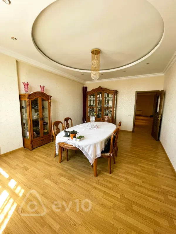 Satılır 4 otaqlı yeni tikili 240 m²