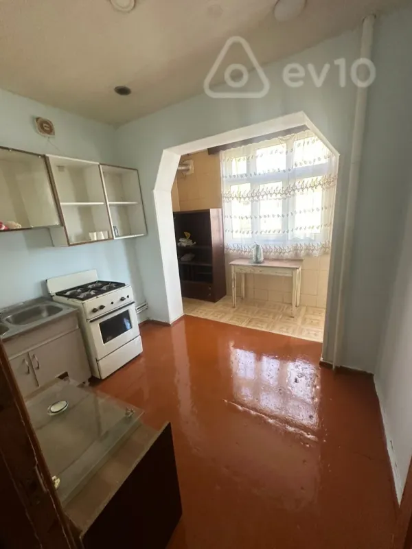 Kirayə verilir 2 otaqlı köhnə tikili 60 m²